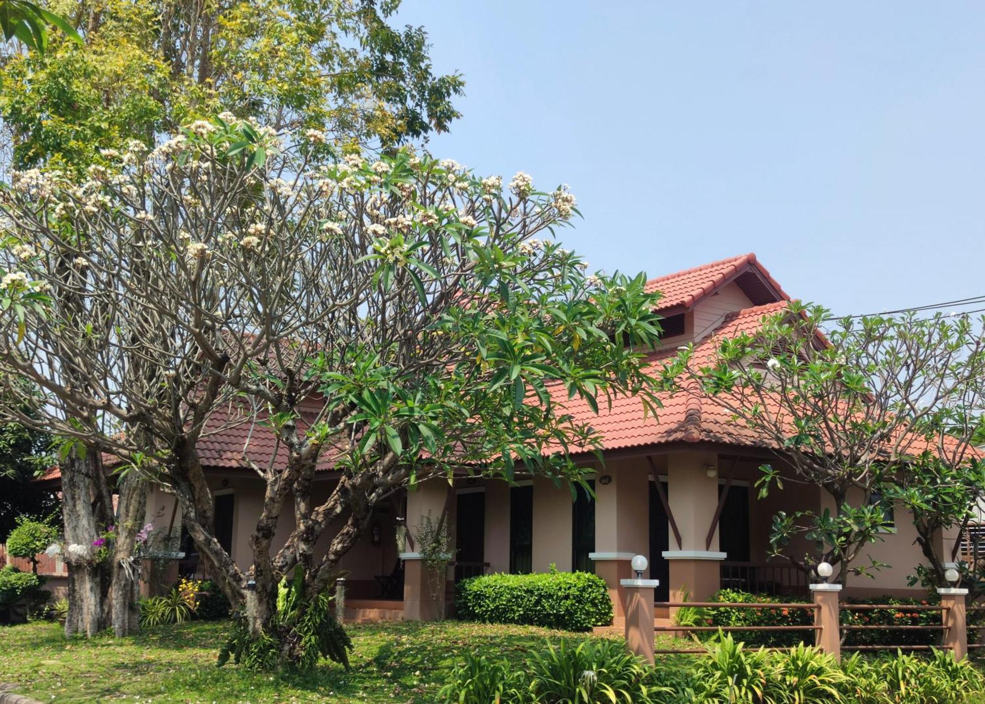Areena Resort And Hotel Утрадит Екстериор снимка